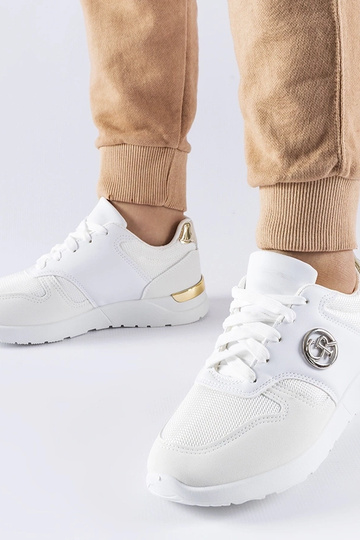 Almenno balti sportiniai...