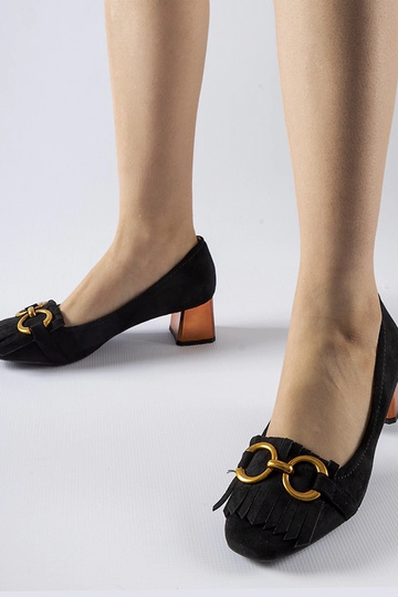 Juodos spalvos pompos su...