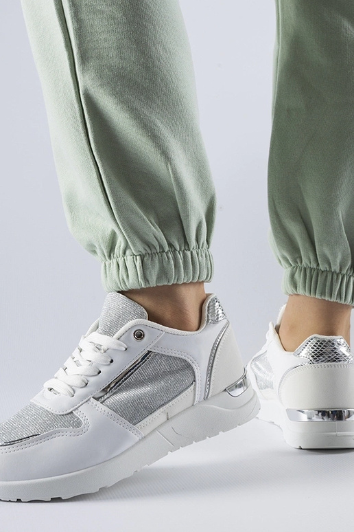 Balti sportbačiai su dekoratyviniu... Balti sportbačiai su dekoratyviniu...