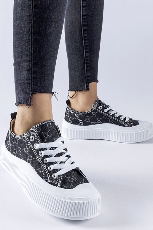 Juodi sportbačiai, dekoruoti Cavi...