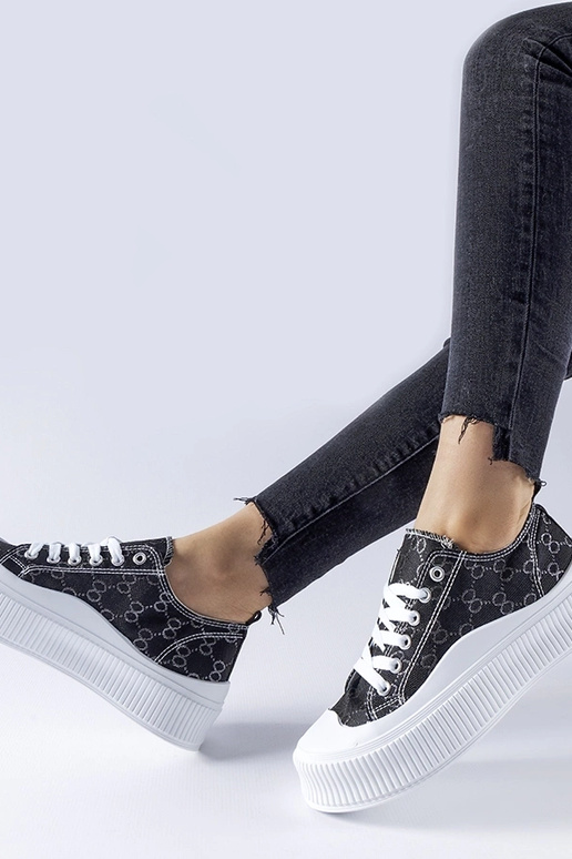 Juodi sportbačiai, dekoruoti Cavi...