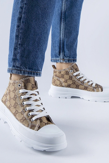 Rudi sportbačiai dekoruoti...