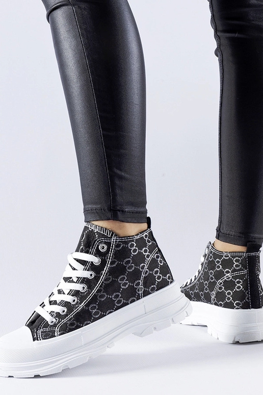 Juodi sportbačiai dekoruoti Terenzio...