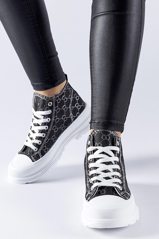 Juodi sportbačiai dekoruoti Terenzio...