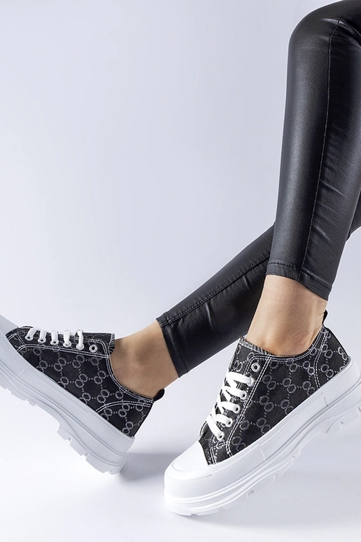 Juodi sportbačiai, dekoruoti...