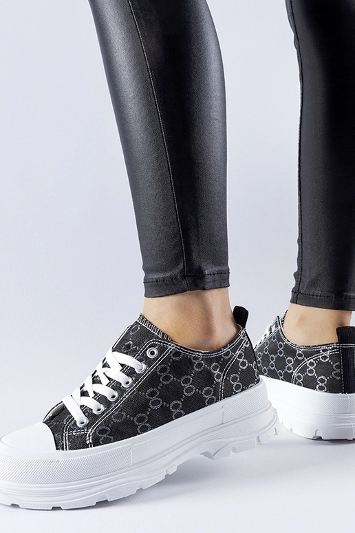 Juodi sportbačiai, dekoruoti...