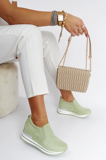 Žali sportbačiai ant...