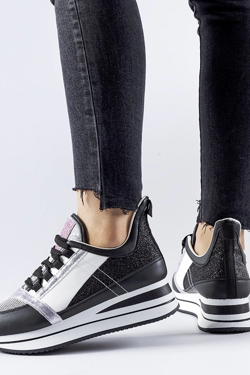 Juodi blizgantys sportbačiai ant...