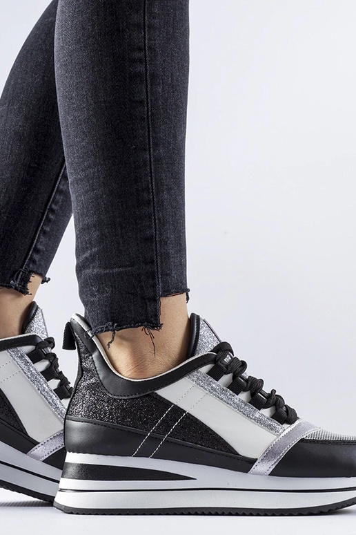 Juodi blizgantys sportbačiai ant...