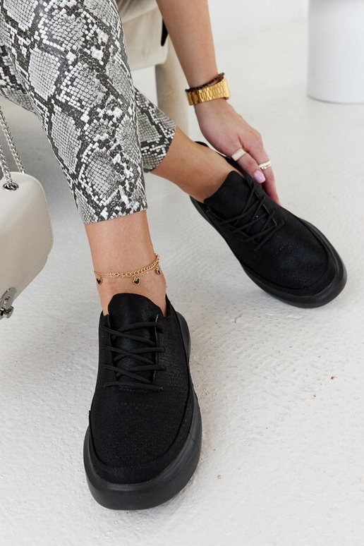 Juodi moteriški sportbačiai ant...