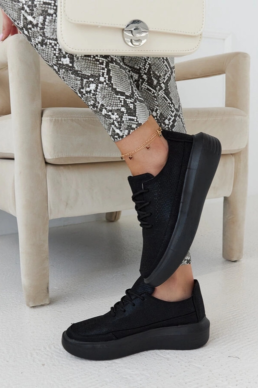 Juodi moteriški sportbačiai ant...