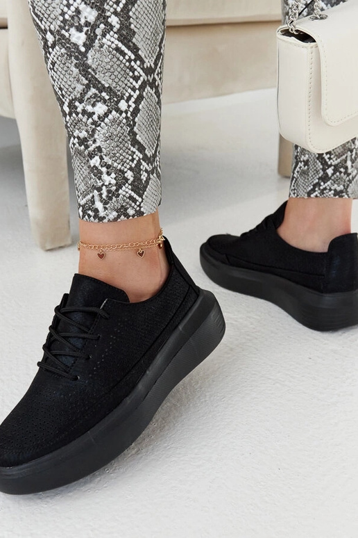 Juodi moteriški sportbačiai ant...