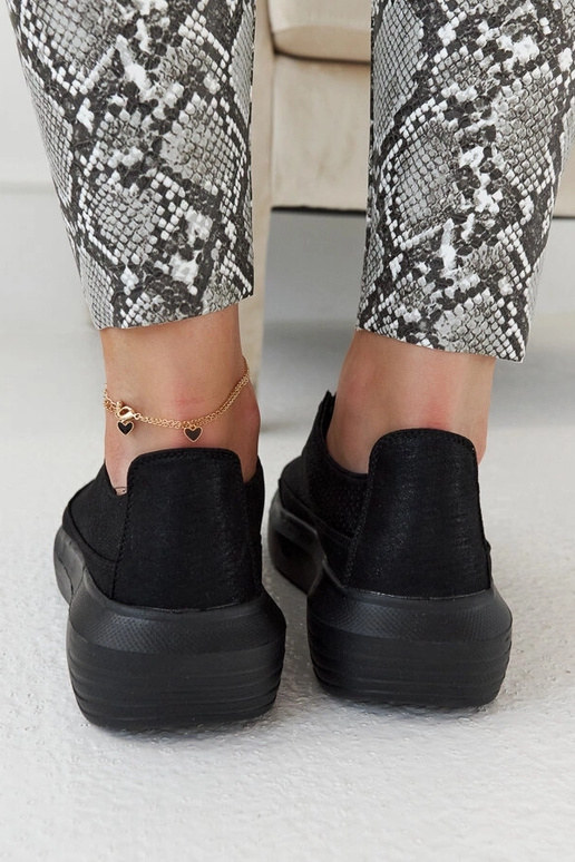 Juodi moteriški sportbačiai ant...