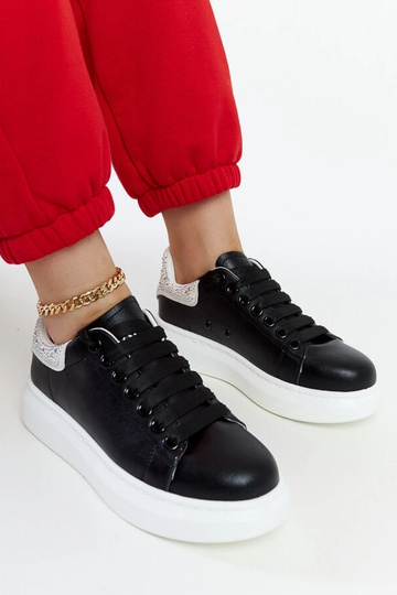 Juodi sportbačiai ant...