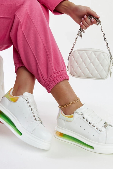 Balti sportbačiai ant... 2