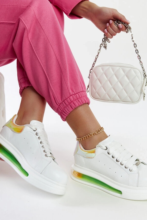 Balti sportbačiai ant platformos GOE...