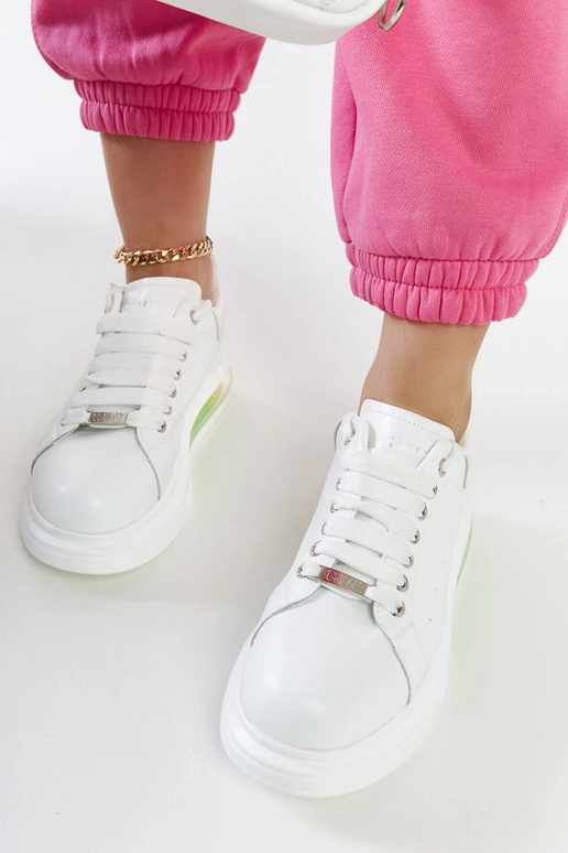 Balti sportbačiai ant platformos GOE...