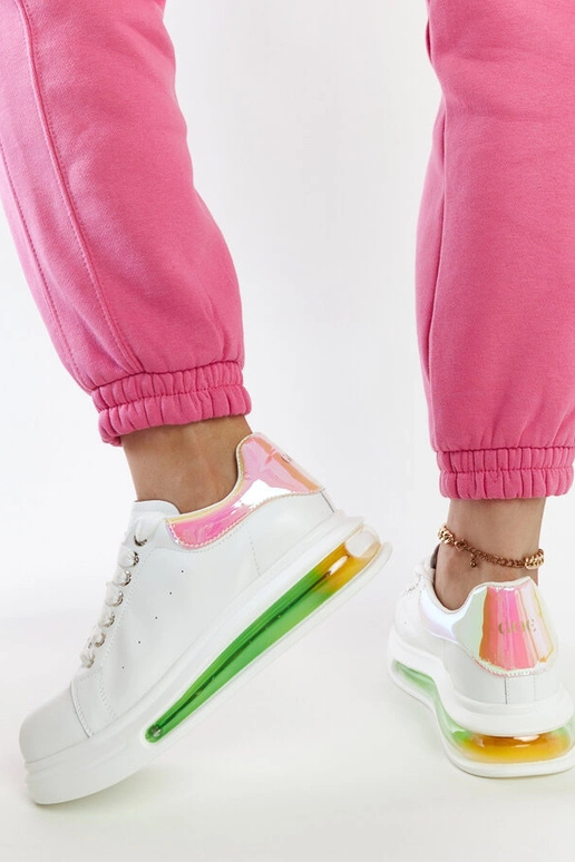 Balti sportbačiai ant platformos GOE...