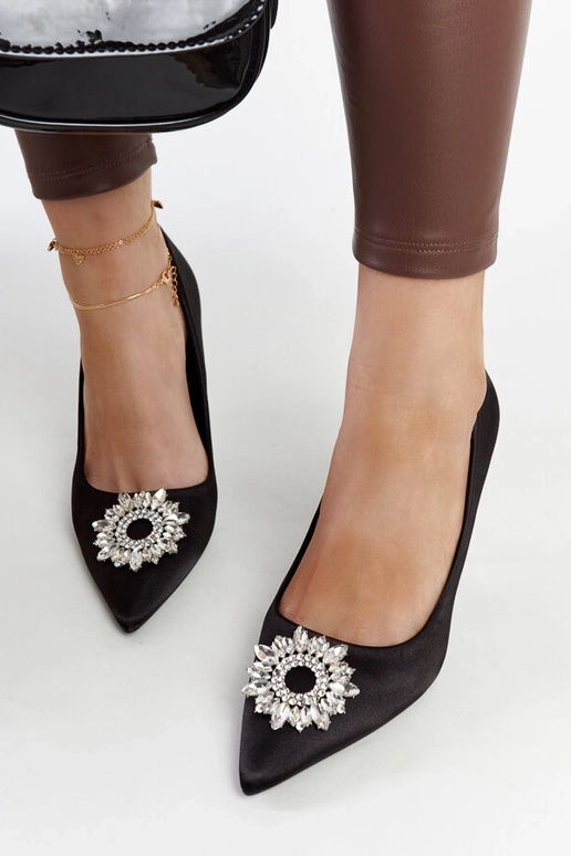 Juodi satino apdailos stiletai su...