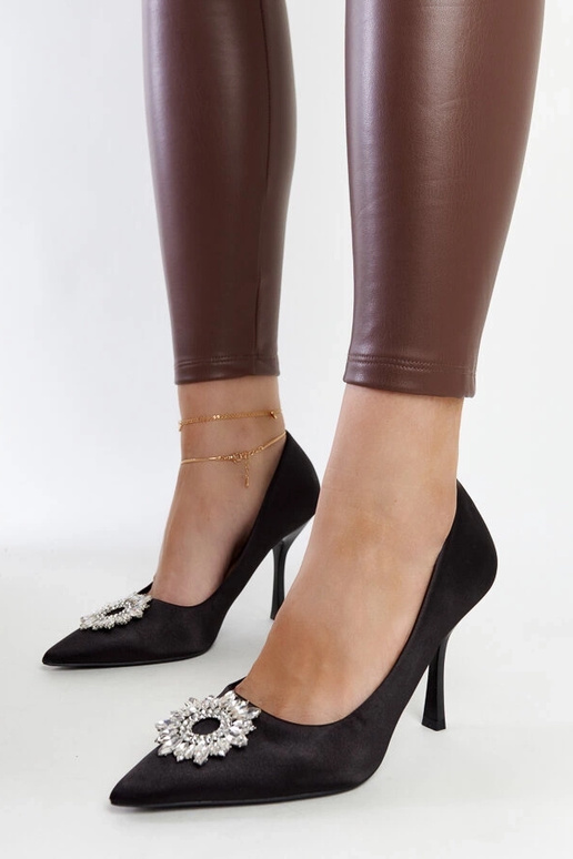 Juodi satino apdailos stiletai su...