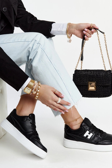 Juodi sportbačiai ant...