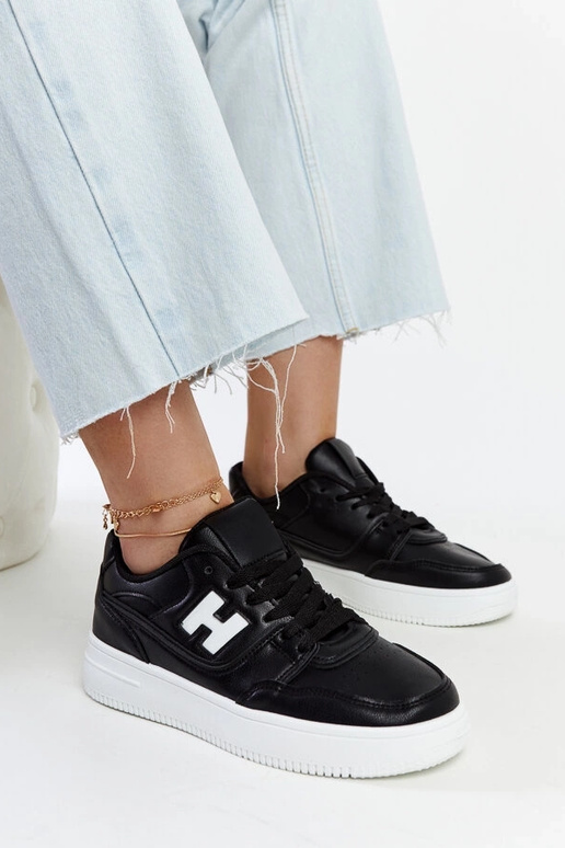 Juodi sportbačiai ant baltos...