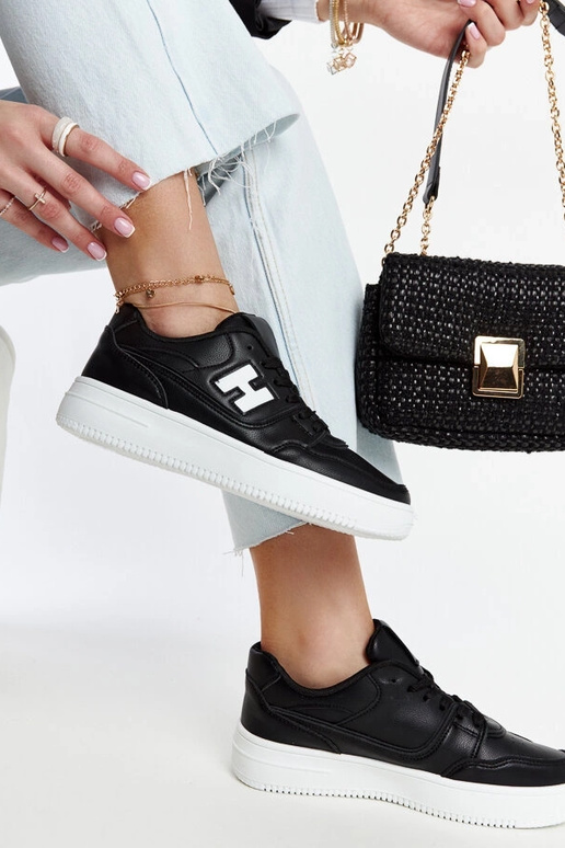 Juodi sportbačiai ant baltos...