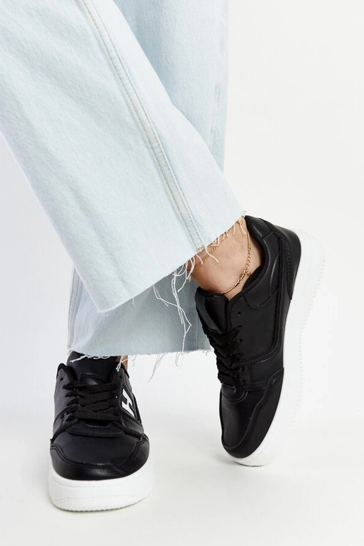 Juodi sportbačiai ant baltos...