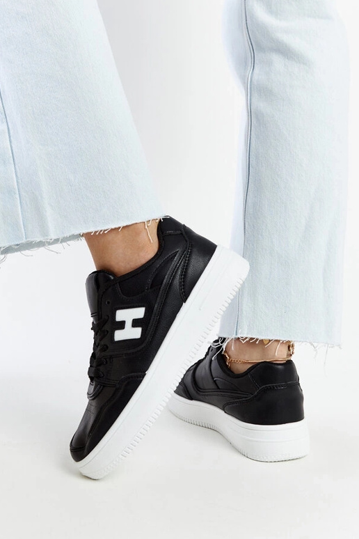 Juodi sportbačiai ant baltos...