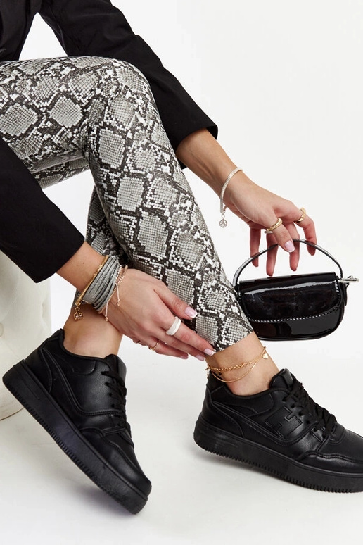 Juodi sportbačiai ant platformos Mentha