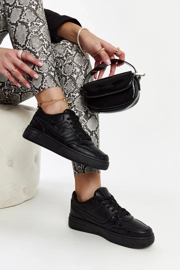 Juodi sportbačiai ant... 2