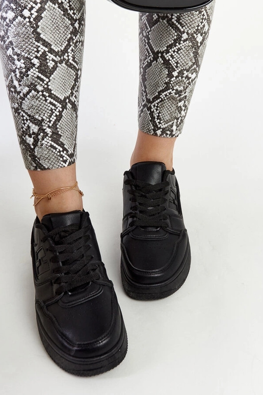 Juodi sportbačiai ant platformos Mentha