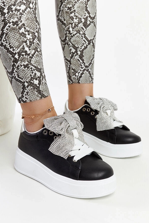 Juodi sportbačiai ant aukštos...