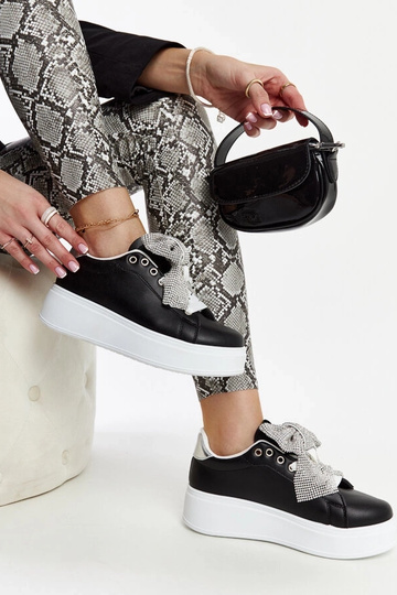 Juodi sportbačiai ant... 2