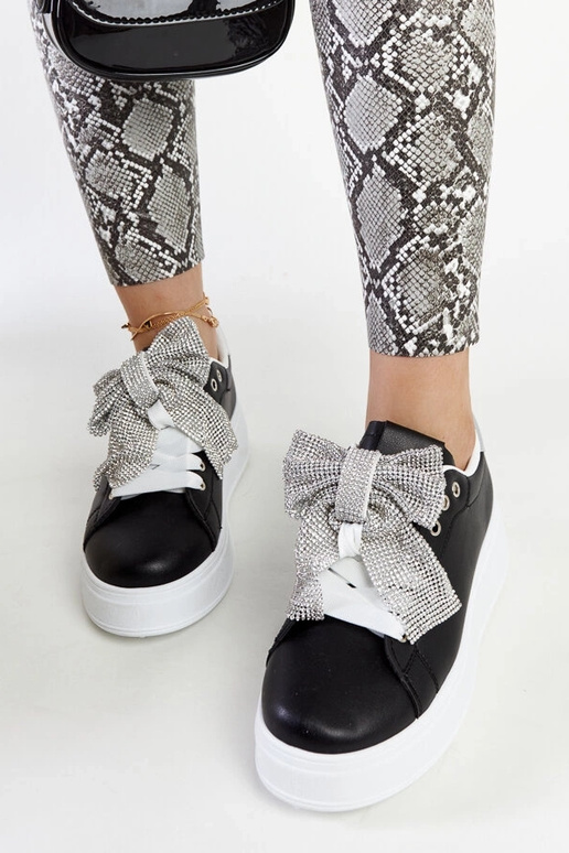 Juodi sportbačiai ant aukštos...