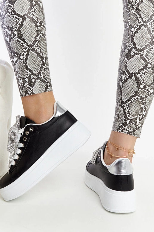 Juodi sportbačiai ant aukštos...