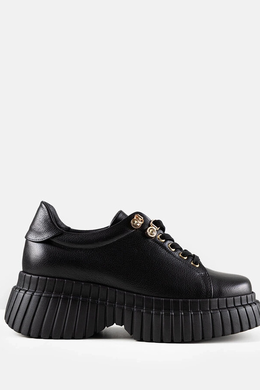 Juodi odiniai sportbačiai ant...