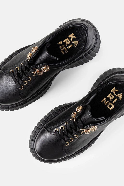 Juodi odiniai sportbačiai ant...