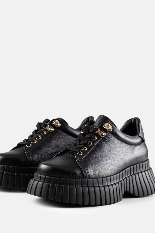 Juodi odiniai sportbačiai ant...