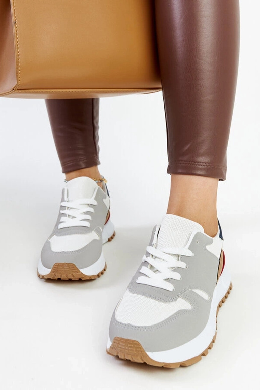 Įvairiaspalviai sportbačiai ant...