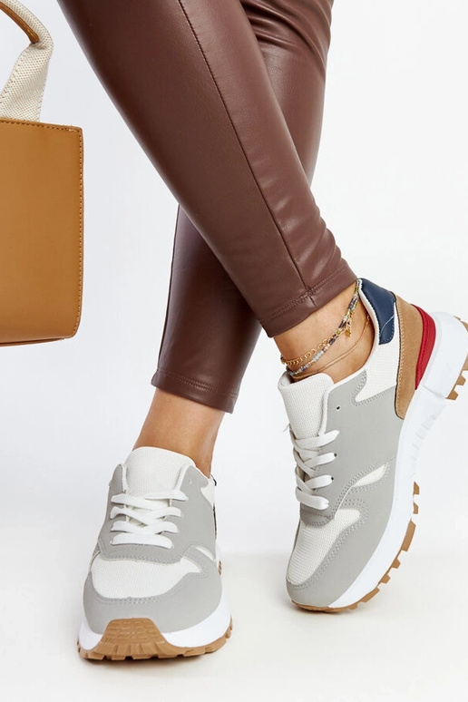 Įvairiaspalviai sportbačiai ant...