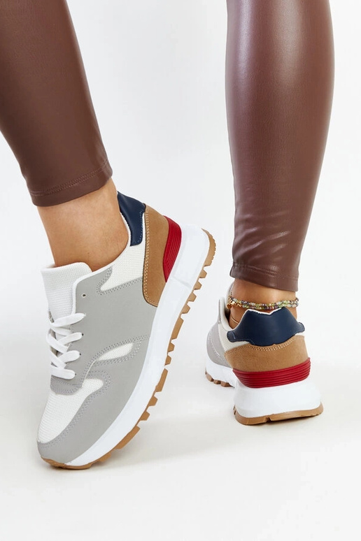 Įvairiaspalviai sportbačiai ant...