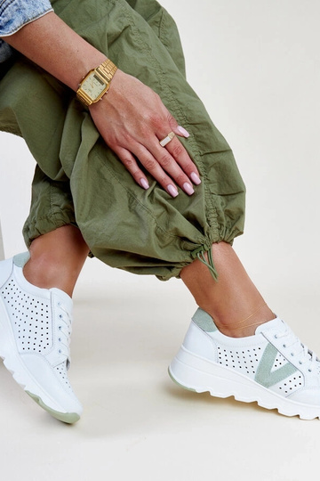 Baltos odinės ažurologos... 2