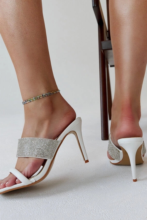 Balti aukštakulniai mulai, dekoruoti... Balti aukštakulniai mulai, dekoruoti...