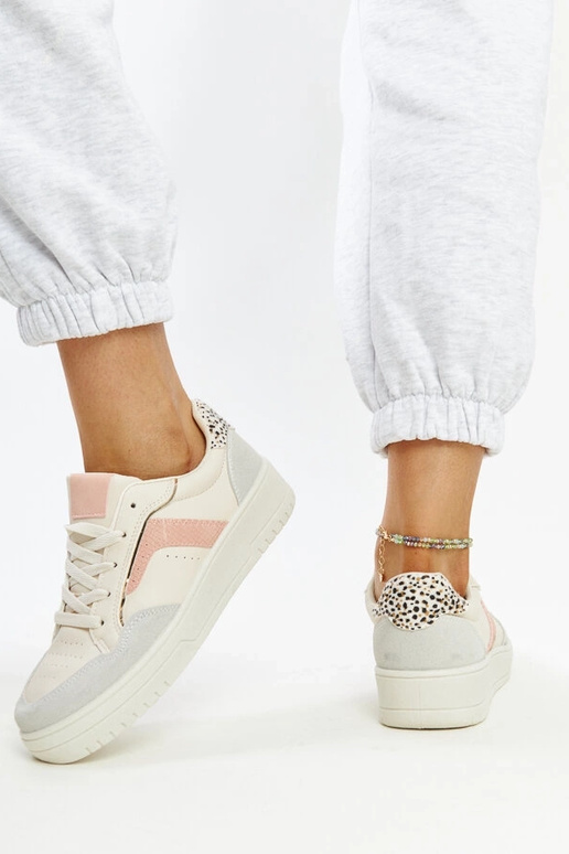 Balti sportbačiai ant Walda platformos