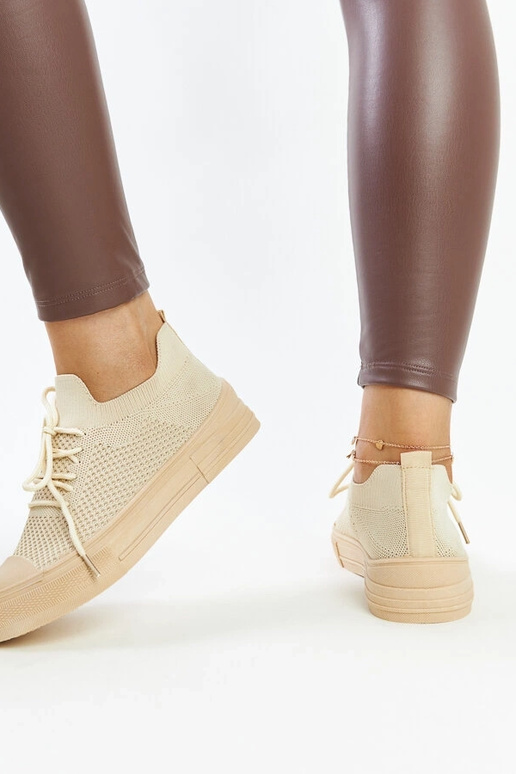 Šviesiai smėlio spalvos lengvi...