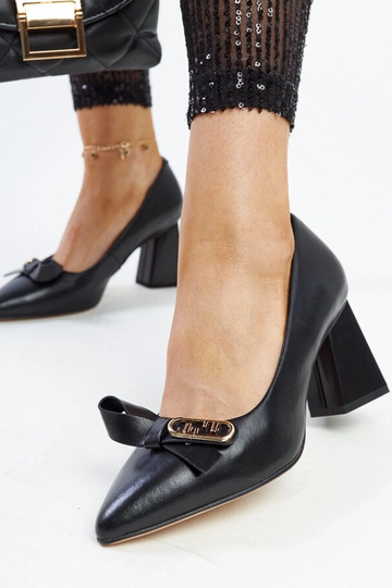 Juodos odinės aukštakulnės...