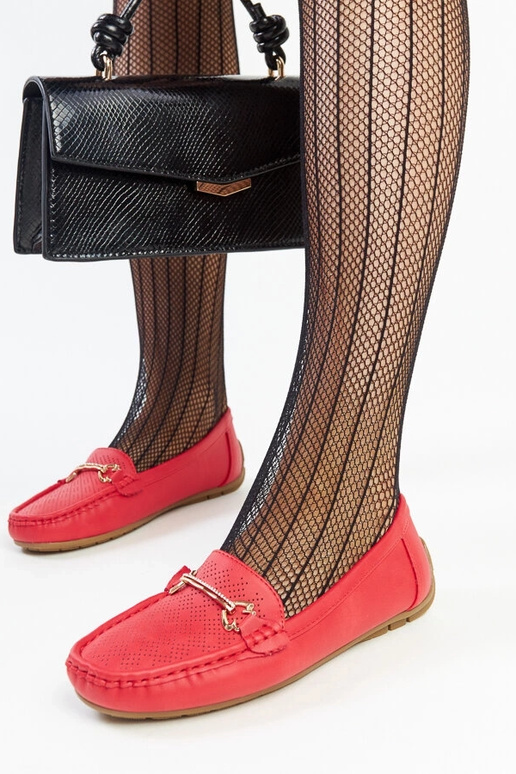 Raudoni batukai su dekoratyvine...