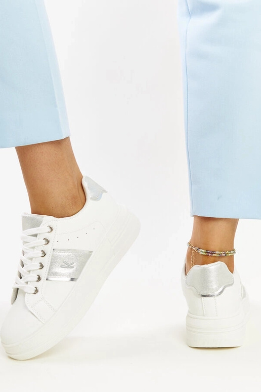 Balti ir sidabriniai sportbačiai...