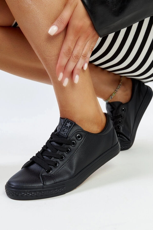 Juodi dirbtinės odos sportbačiai Luz